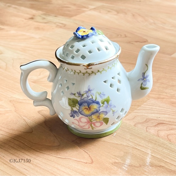 Avon Ceramic Floral Teapot Tea Light Holder With Two Teacup Candles - Picture 4 of 15